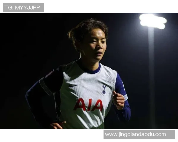 与足球明星合影的神秘女生身份揭晓引发网友热议引发广泛关注 与足球明星合影的神秘女生身份揭晓引发网友热议引发广泛关注